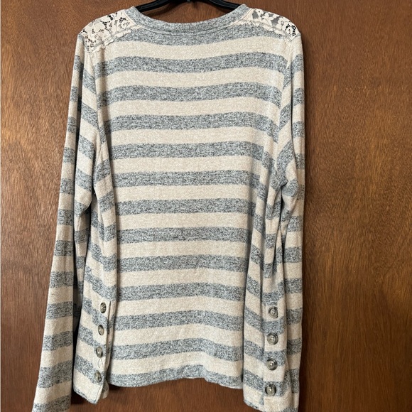 Knox Rose long sleeve top. - Picture 3 of 3